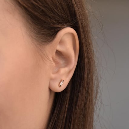 Náušnice s bílými baguette safíry Reilly