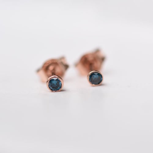 Minimalistické bezel náušnice s modrými diamanty Tofine
