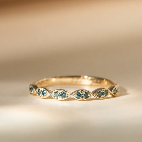 Něžný eternity prsten ze zlata s modrými diamanty Talita
