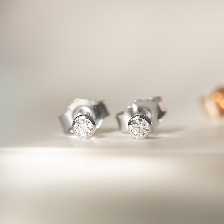 Stříbrné minimalistické bezel náušnice s moissanity Tofine 135159