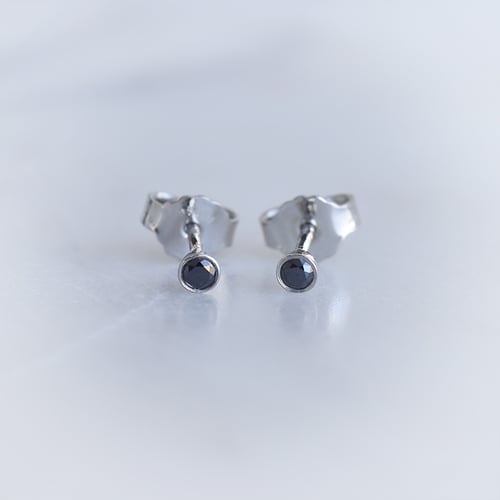 Minimalistické bezel náušnice s černými diamanty Tofine