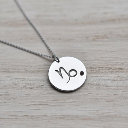 Stříbrný přívěsek se znamením a granátem Kozoroh