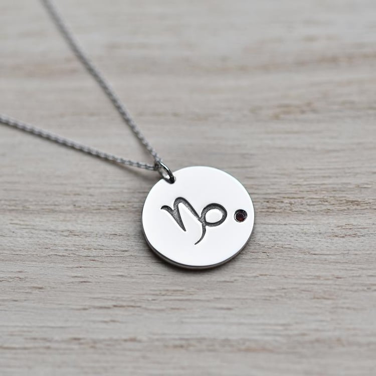 Stříbrný přívěsek se znamením a granátem Kozoroh 103444