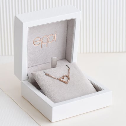 Náhrdelník ve tvaru srdce s diamanty a gravírem Rimsha