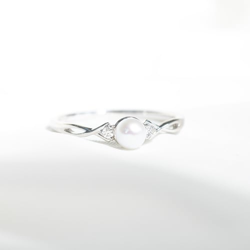 Stříbrný elegantní prsten s perlou a lab-grown diamanty Azana