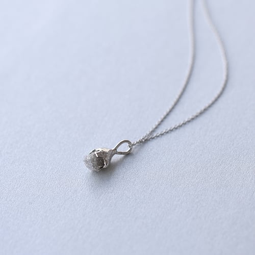 Zlatý přívěsek s nebroušeným diamantem Camryn
