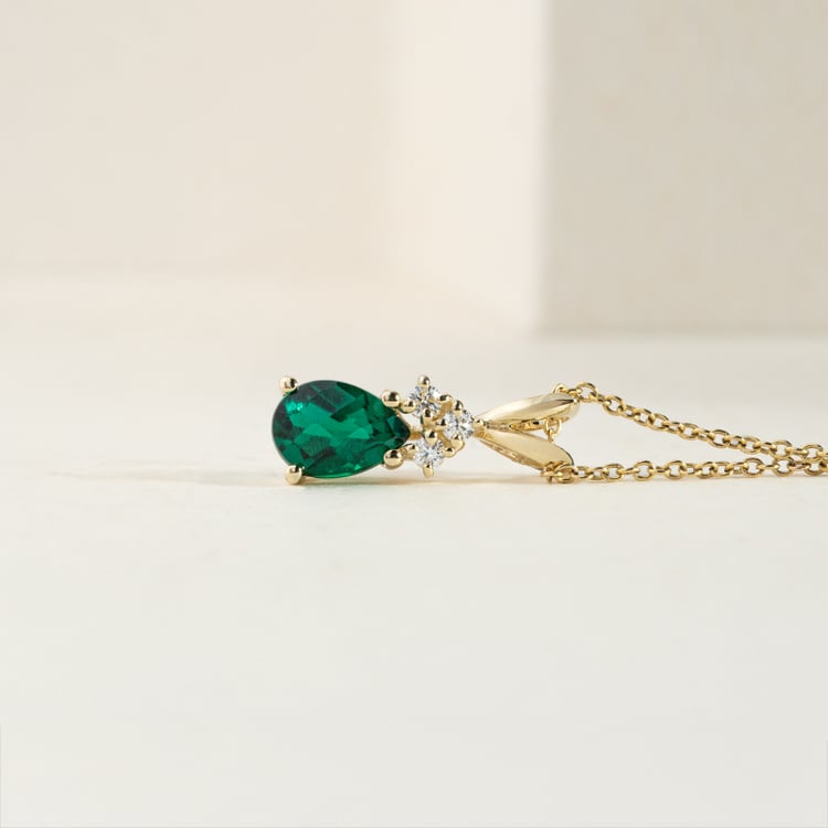 Smaragdová slza ve zlatém přívěsku s diamanty Electrah 147327