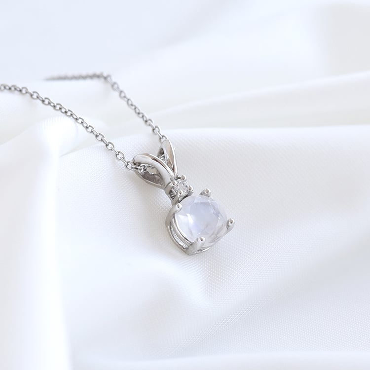 Přívěsek ze zlata s měsíčním kamenem a diamantem 80521