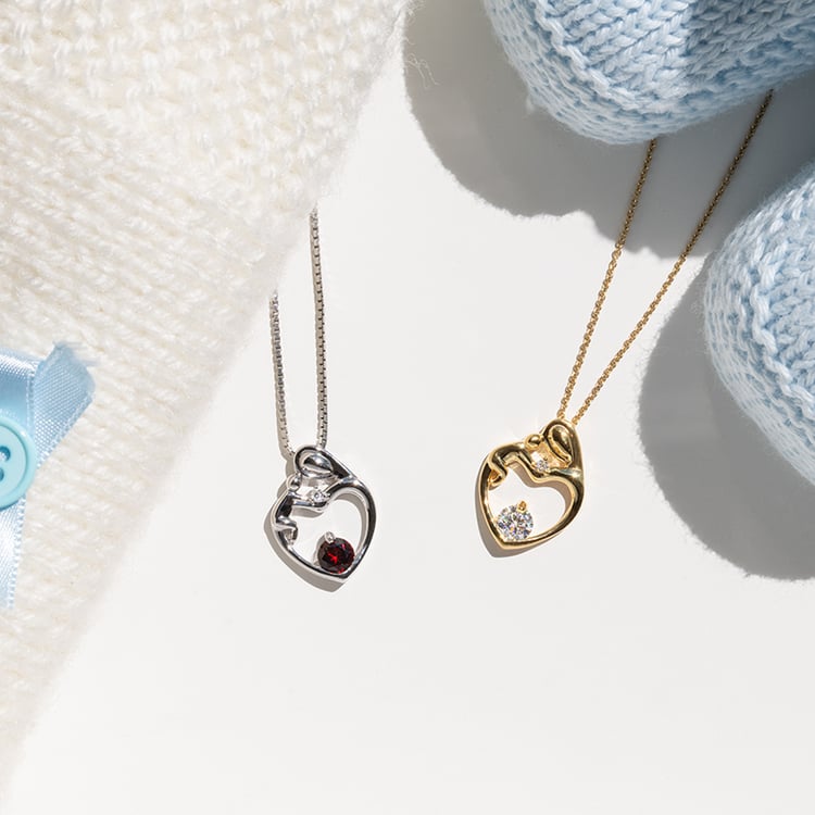 Stříbrný přívěsek matka a dítě s granátem a diamantem Ella 140437