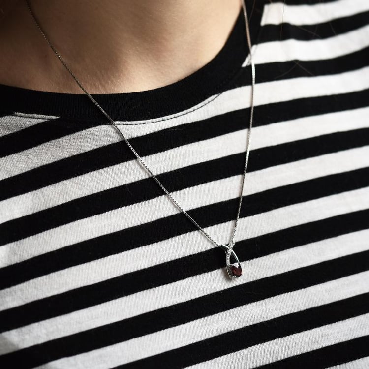 Stříbrný náhrdelník s granátem 39858