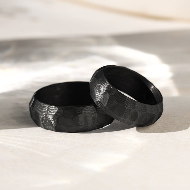 Karbonové snubní prsteny s atypickým povrchem a černým diamantem Grover 144117