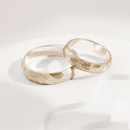 Matné tepané snubní prsteny z oříškového zlata Zvezda