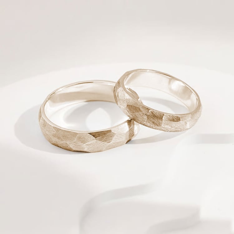 Matné tepané snubní prsteny ze zlata Zvezda 165648