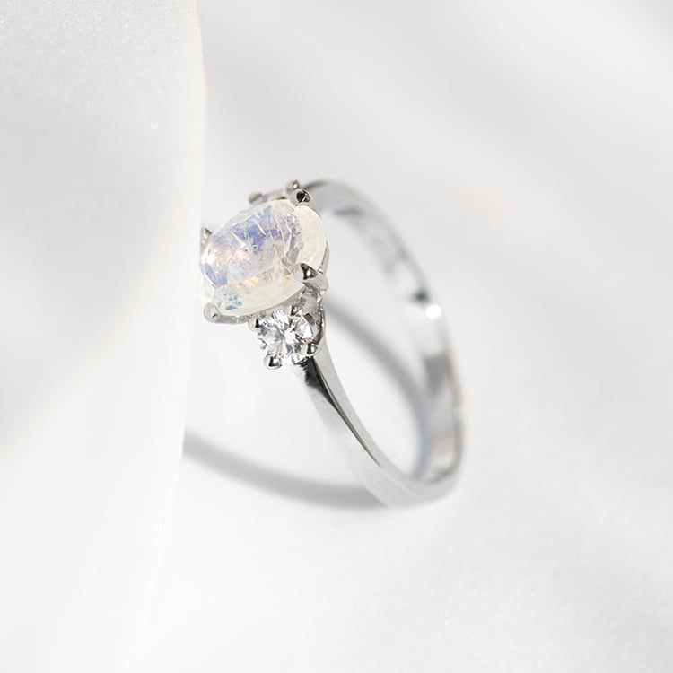 Zlatý prsten s měsíčním kamenem a moissanity Letty 144050