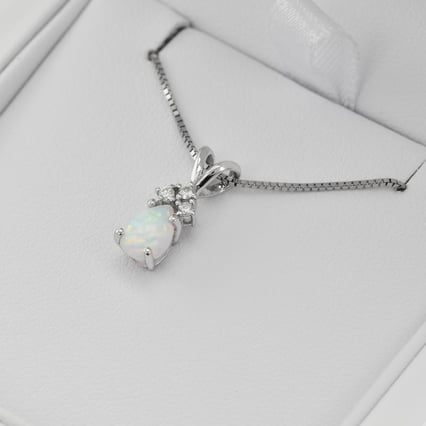 Zlatý přívěsek s bílým pear opálem a diamanty Electrah