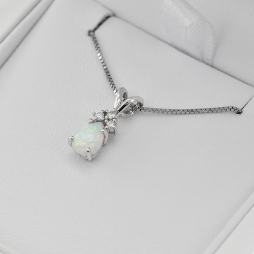 Zlatý přívěsek s bílým pear opálem a diamanty Electrah