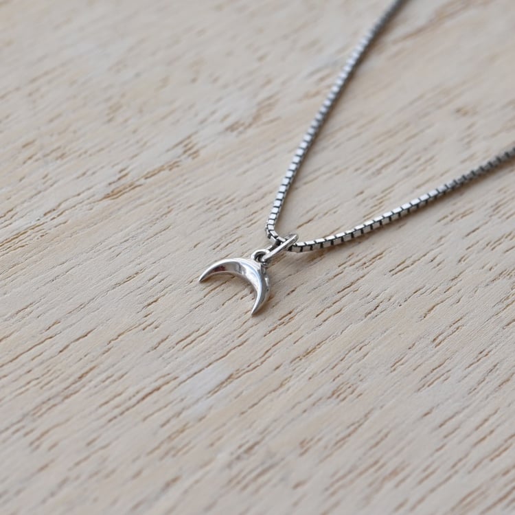 Stříbrný přívěsek ve tvaru měsíce 67167