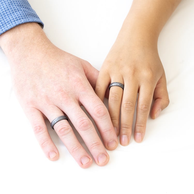 Škrábané snubní prsteny z tantalu s diamanty Azrael 127244