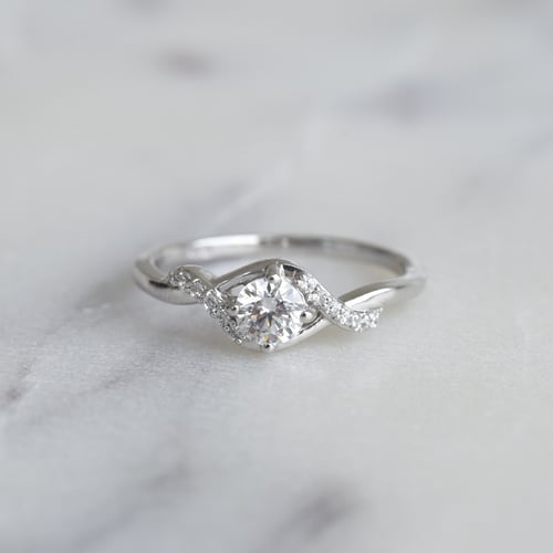 Zásnubní prsten s postranními diamanty Ophir