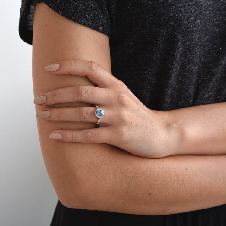 Halo prsten s modrým a bílými topazy 69349