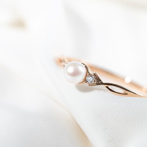 Elegantní zlatý prsten s perlou a diamanty Azana