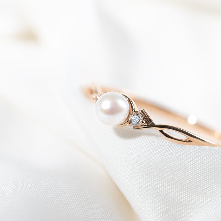 Elegantní zlatý prsten s perlou a diamanty Azana 131313