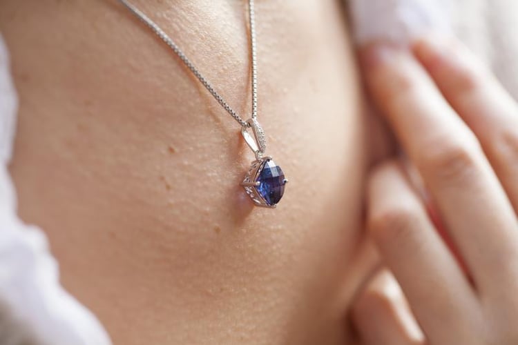 Safírový náhrdelník se zirkony 4246