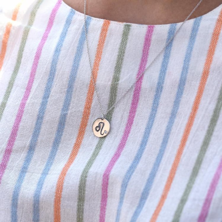 Stříbrný přívěsek se znamením a diamantem Lev 103418