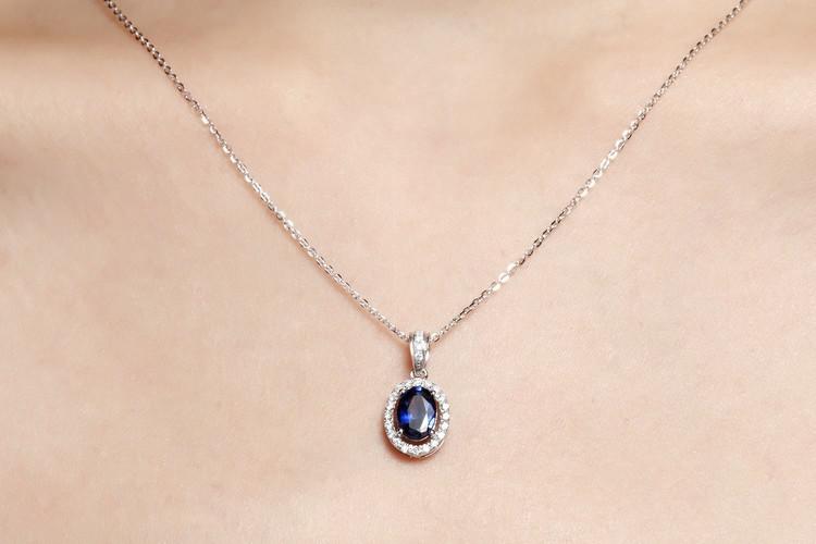 Elegantní náhrdelník s modrým safírem 4712