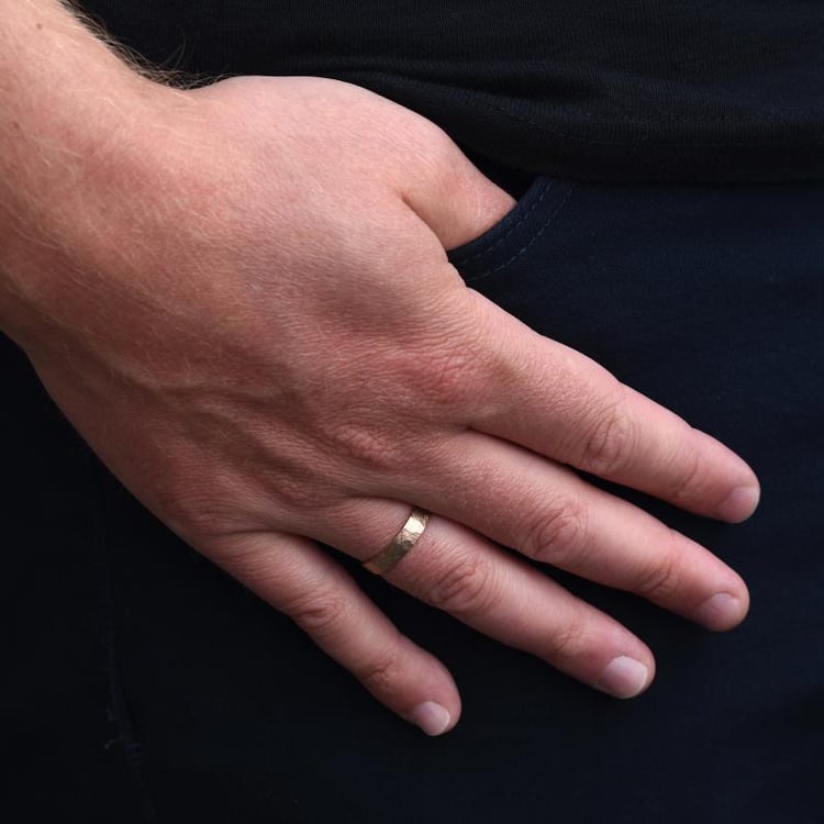 Zlaté snubní prsteny s gravírem srdce Telanie 49346