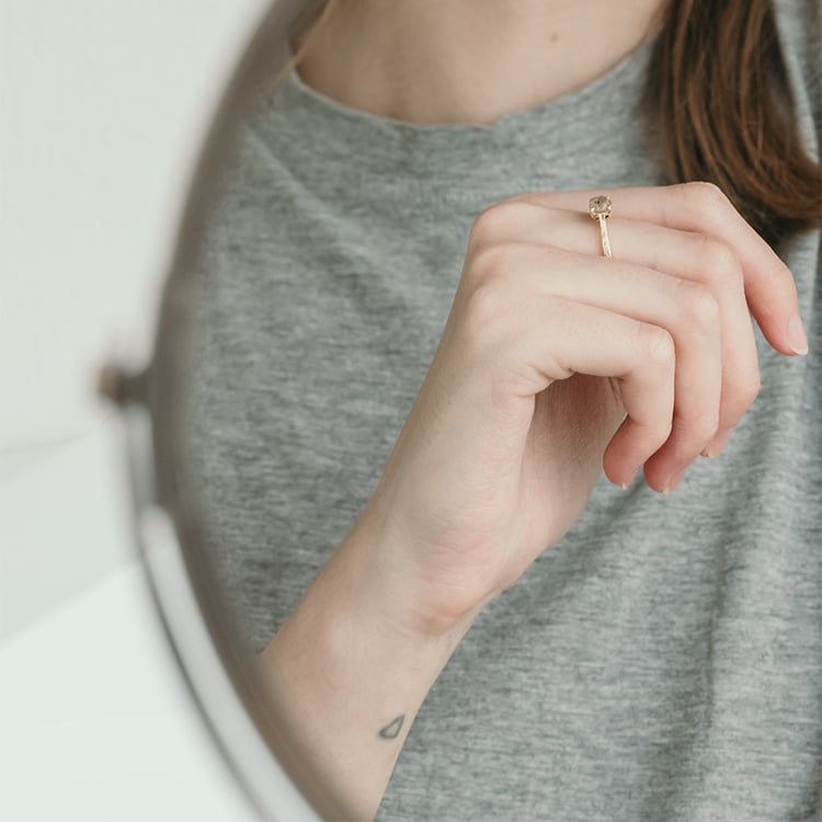 Zlatý ručně rytý prsten se salt and pepper diamantem Aldora 120780