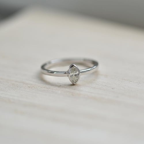 Zlatý prsten s marquise GIA certifikovaným diamantem Alua