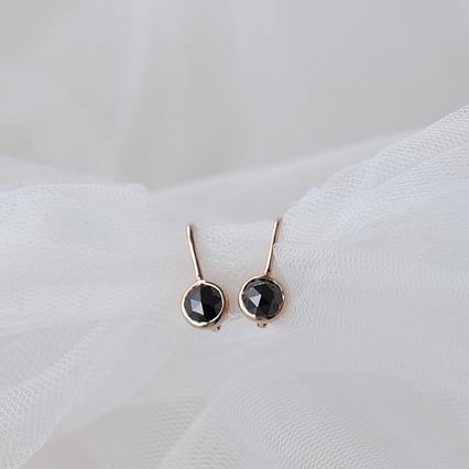 Zlaté visací náušnice s černými diamanty Maumo