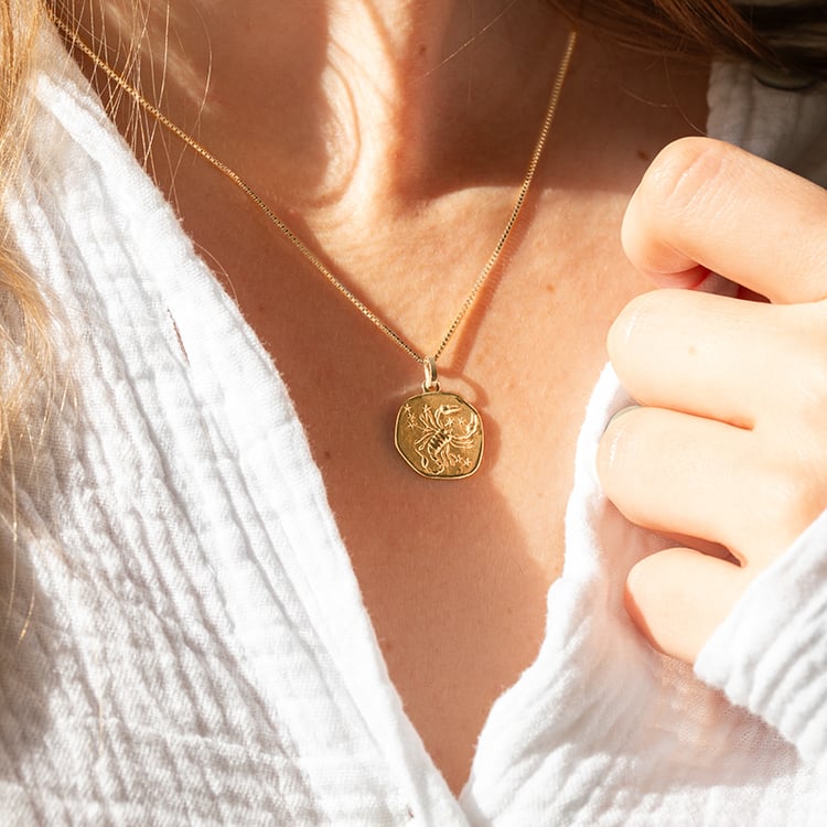 Zlatý přívěsek se symboly znamení zvěrokruhu 145607