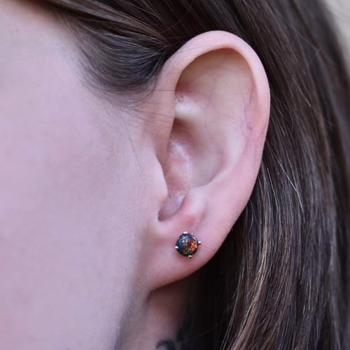 Černé okrouhlé opály a diamant ve zlaté sadě i šperků Vanna