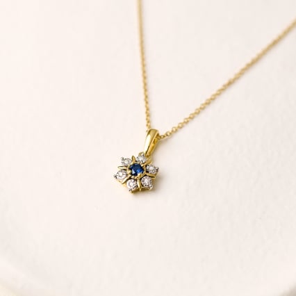Elegantní přívěsek ve tvaru květu se safírem a lab-grown diamanty Aarav