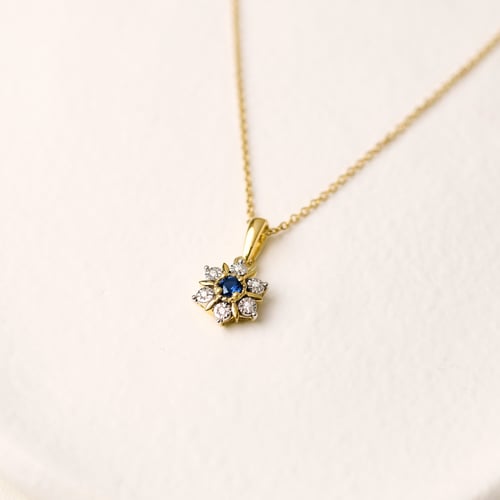 Elegantní přívěsek ve tvaru květu se safírem a lab-grown diamanty Aarav