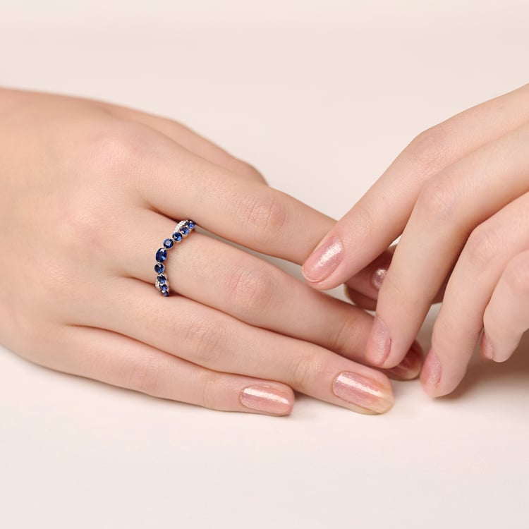 Elegantní zlatý prsten se safíry a přírodními diamanty Sona 165520