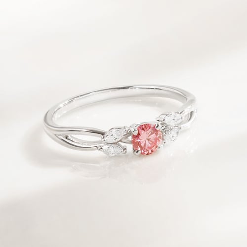 Zásnubní prsten s růžovým 0.32ct lab- grown diamantem a marquise lab-grown diamanty Halym