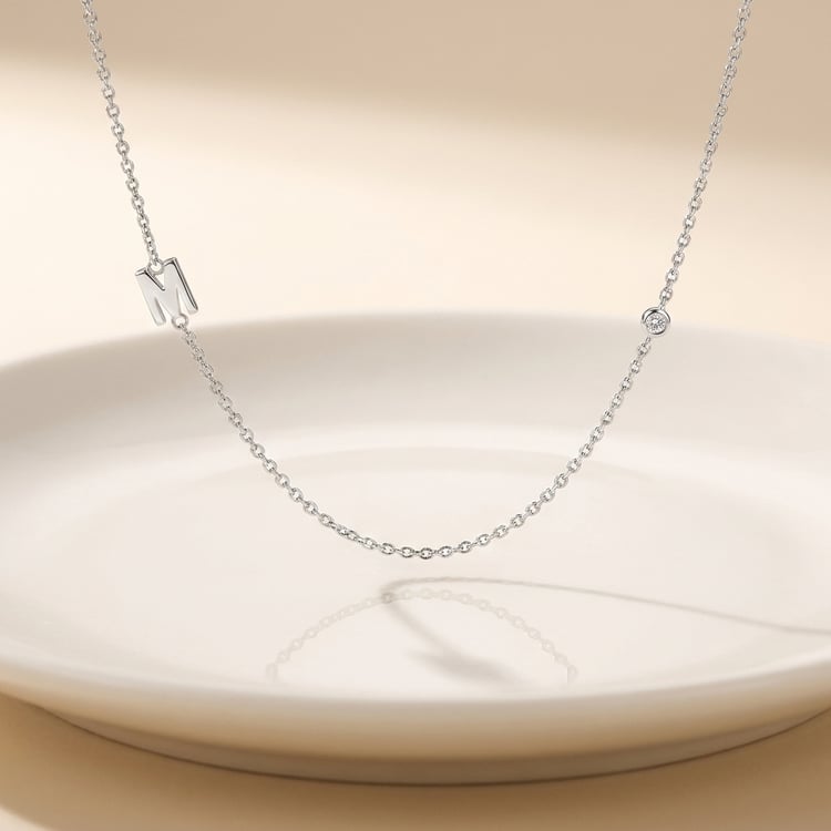 Stříbrný náhrdelník s písmenkem M a lab-grown diamantem Lina 167893