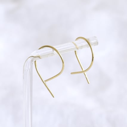 Zlaté náušnice netradičního designu Aapeli