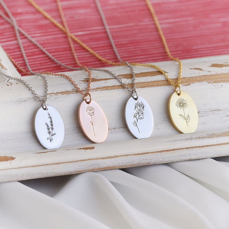 Personalizovaný stříbrný přívěsek s květinou a gravírem Daisy 149901