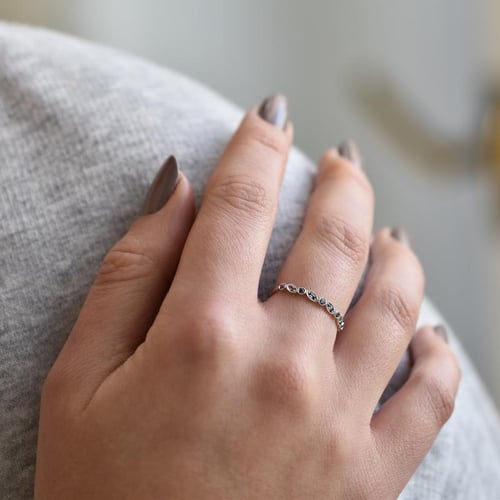 Modré diamanty ve zlatém eternity prstenu Sango