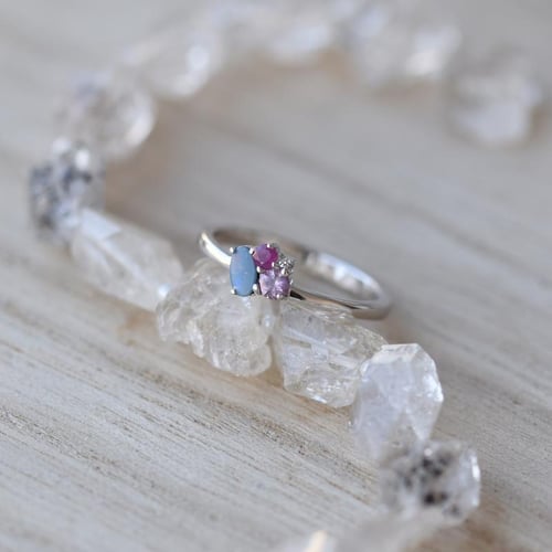 Zlatý cluster prsten s opálem, rubínem, safírem a diamantem Bluma
