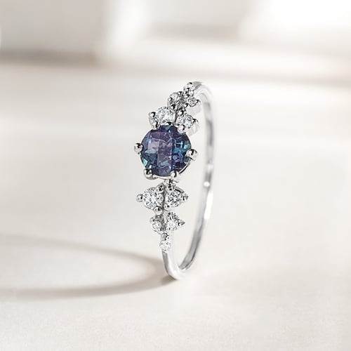 Zásnubní prsten s lab-grown alexandritem a lab-grown diamanty Olha