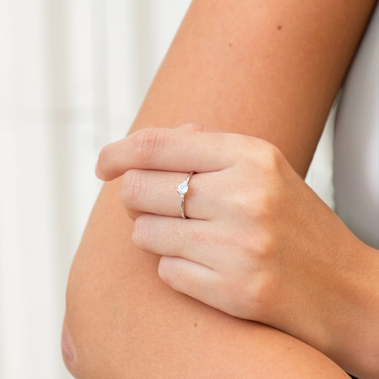 Zlatý zásnubní prsten s měsíčním kamenem a diamanty Hye 144187