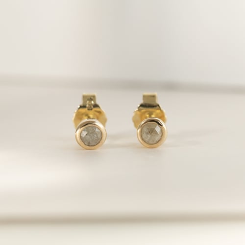 Minimalistické bezel náušnice se salt and pepper diamanty Tofine