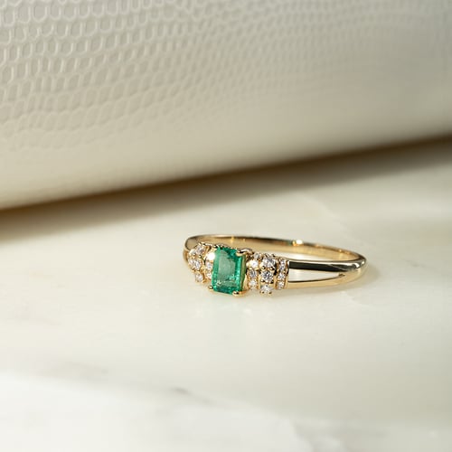 Zlatý prsten s emerald smaragdem a diamanty Mellan