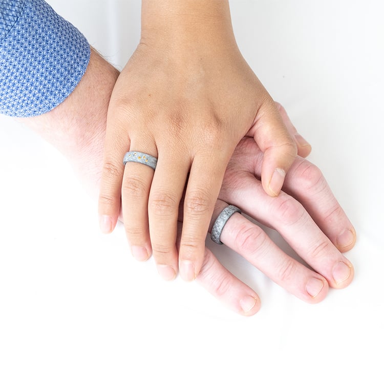 Mírně zaoblený snubní prsten z karbonu s koňakovými diamanty Parri 143152