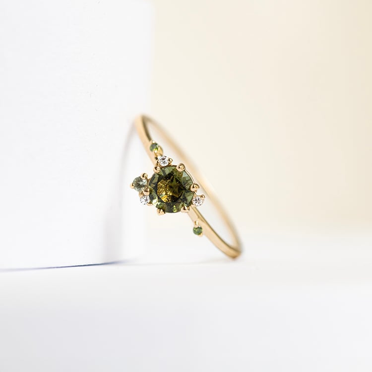 Cluster zásnubní prsten s vltavínem, safírem a diamanty Rosa 143944